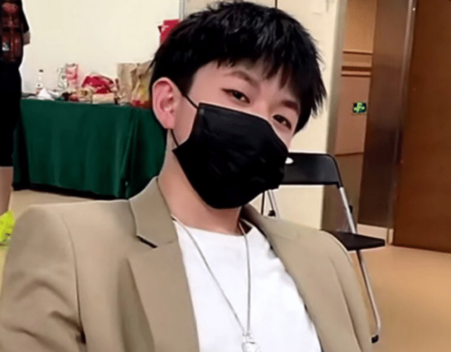 九天狐大号被封被迫停播只因签名求富婆回来还要冲巅峰赛第一