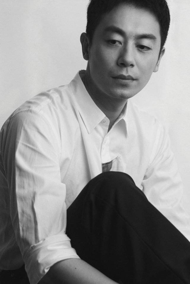 朱亚文简约写真黑白色调写满故事氛围