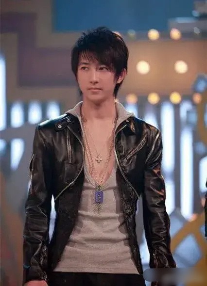 韩庚近照显露发福状态,几乎看不到脖子