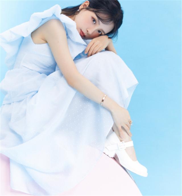 rita晒纯白少女风写真,穿上飞飞裙重回18岁,一笑却又成阿姨