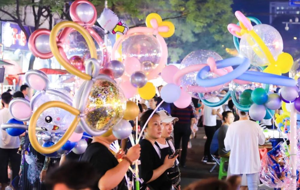 月亮岛观光市集嘉年华新安步行街感受丹东"夜经济"的火爆.