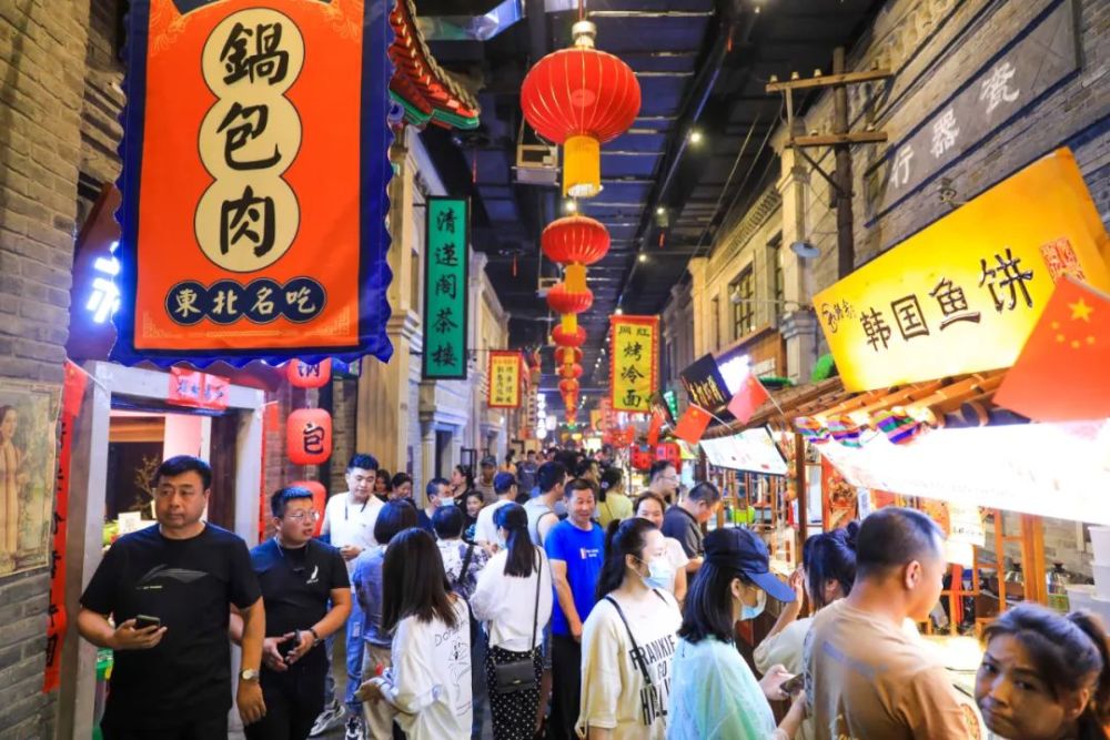 华灯璀璨的商圈,充满烟火气的夜市,给丹东增添了活力,家乡越来越好是