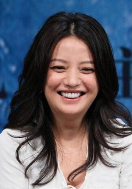 45岁赵薇走红毯:精致妆容挡不住发福,脚蹬"恨天高"比成龙还壮