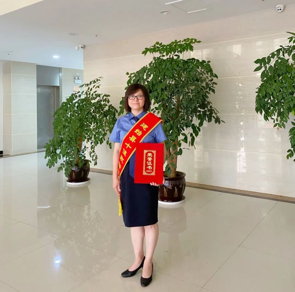 建始县检察院干警向燕妮荣获全县"十佳政法干警"称号