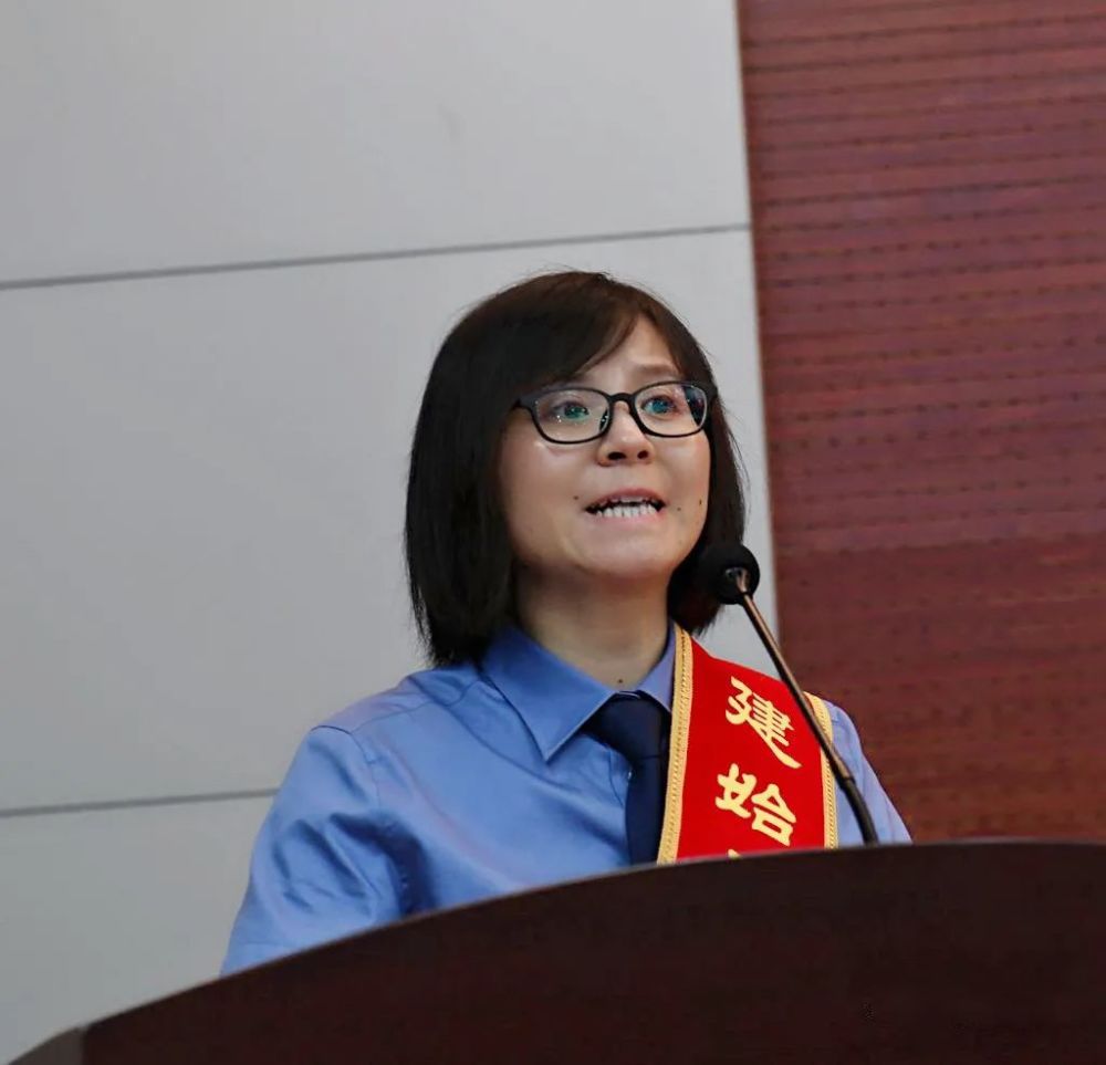 建始县检察院干警向燕妮荣获全县"十佳政法干警"称号