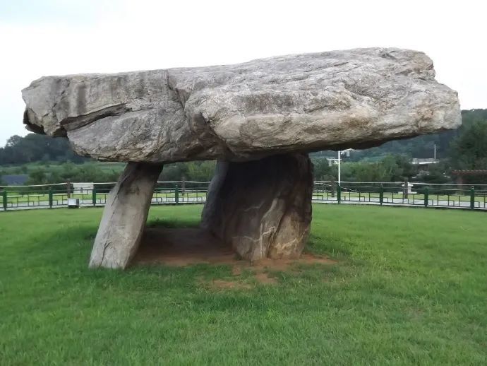 论中国辽东与朝鲜半岛西北地区石棚的年代问题