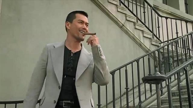 元华下楼吕良伟跳舞林家栋跨栏他们是无法超越的经典镜头