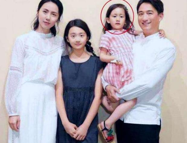 黄磊二女儿气质颜值反超多多姐姐,网友直呼孙莉基因太强大