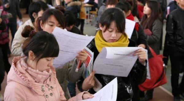 <b>清华大学自降门槛，招“外籍学生”引争议，不用笔试就被录取，今年的高考圆</b>