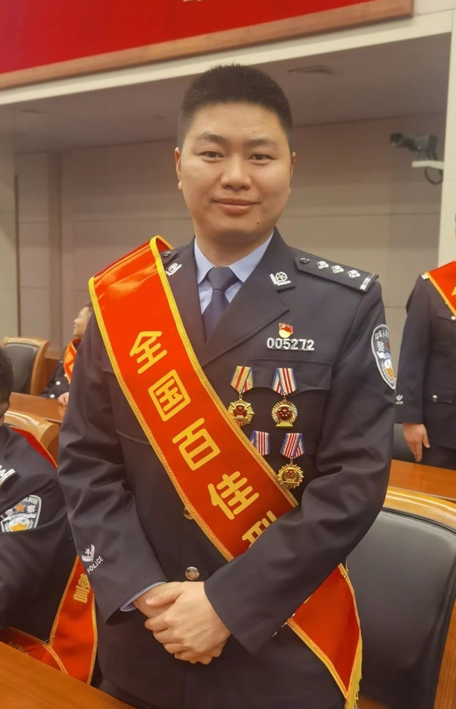 重庆公安英模事迹展播|刑警易昭伟:屡建奇勋的指纹探秘者_腾讯新闻