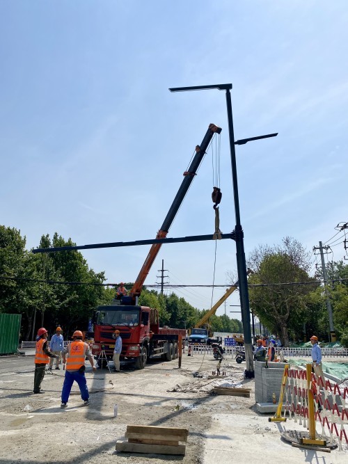 大家分工协作开始做吊装路灯杆前的准备工作,这两天他们将完成虹桥路