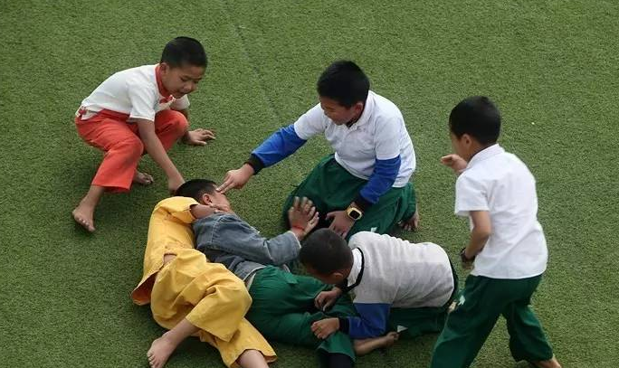 摩擦,锻炼摔倒等情况,学生是家长的心头肉,如果学生出现受伤的情况