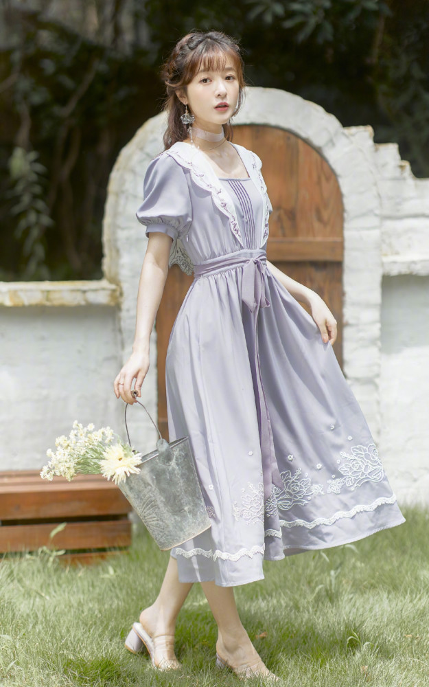 有一种蜕变叫徐娇式长大,穿搭有贵族公主风,男孩子气不复存在!