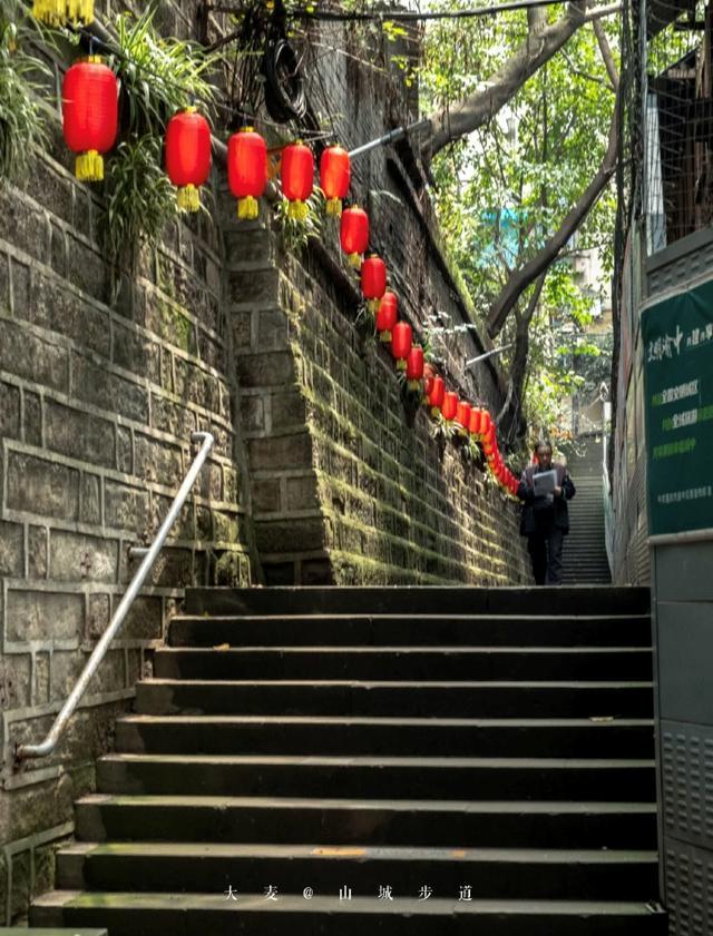 巷一路往下走到山城巷,也可以從七星崗枇杷山正街先去遊覽菩提金剛塔