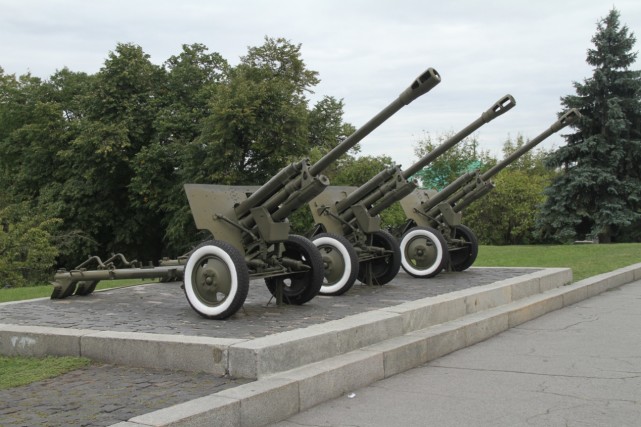 图:二战苏军炮兵使用zis-3巷战zis-3反坦克炮也被称为m1942型师级