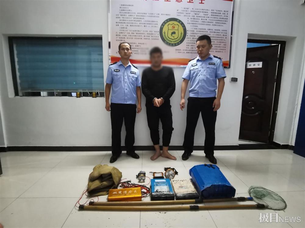 嘴馋男子深夜长江边电鱼打牙祭被抓现行
