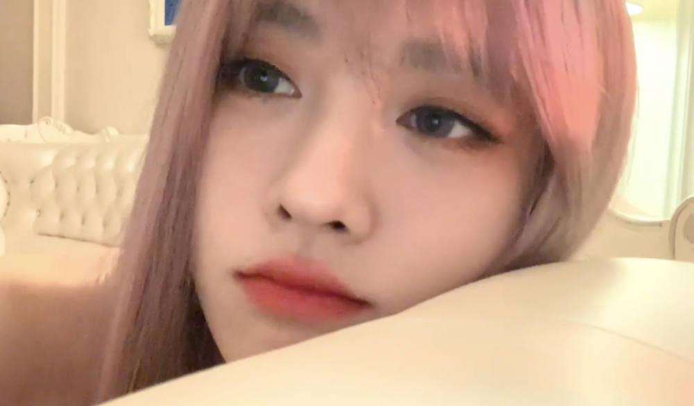 鞠婧祎晒新染的粉色头发!穿露背上衣卖萌,像漫画里出来的美少女