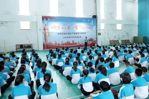 在大连知行中学法治副校长,大连市道德模范王金海律师的带领下,党员