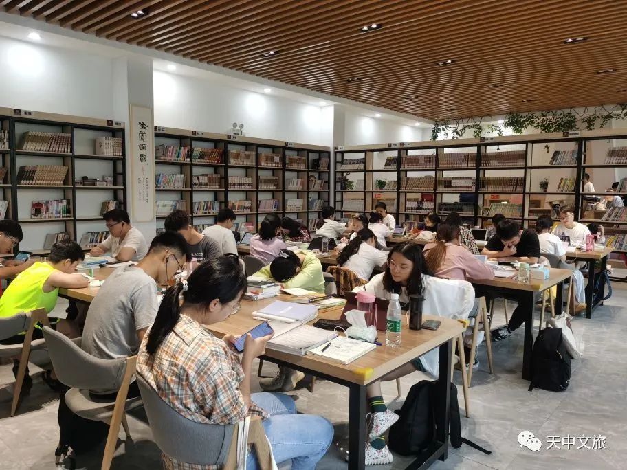 河南驻马店:暑期读书"热"城市书房成为市民读书好去处