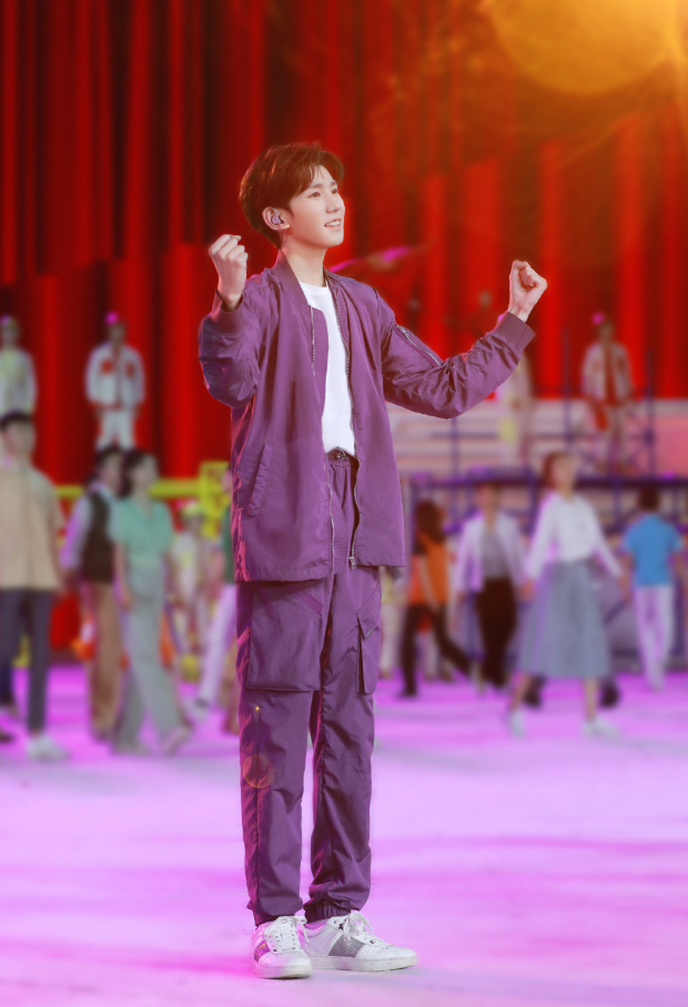 王源新歌上线,红色圆球锁住彩绘西装,魔术师造型帅出新高