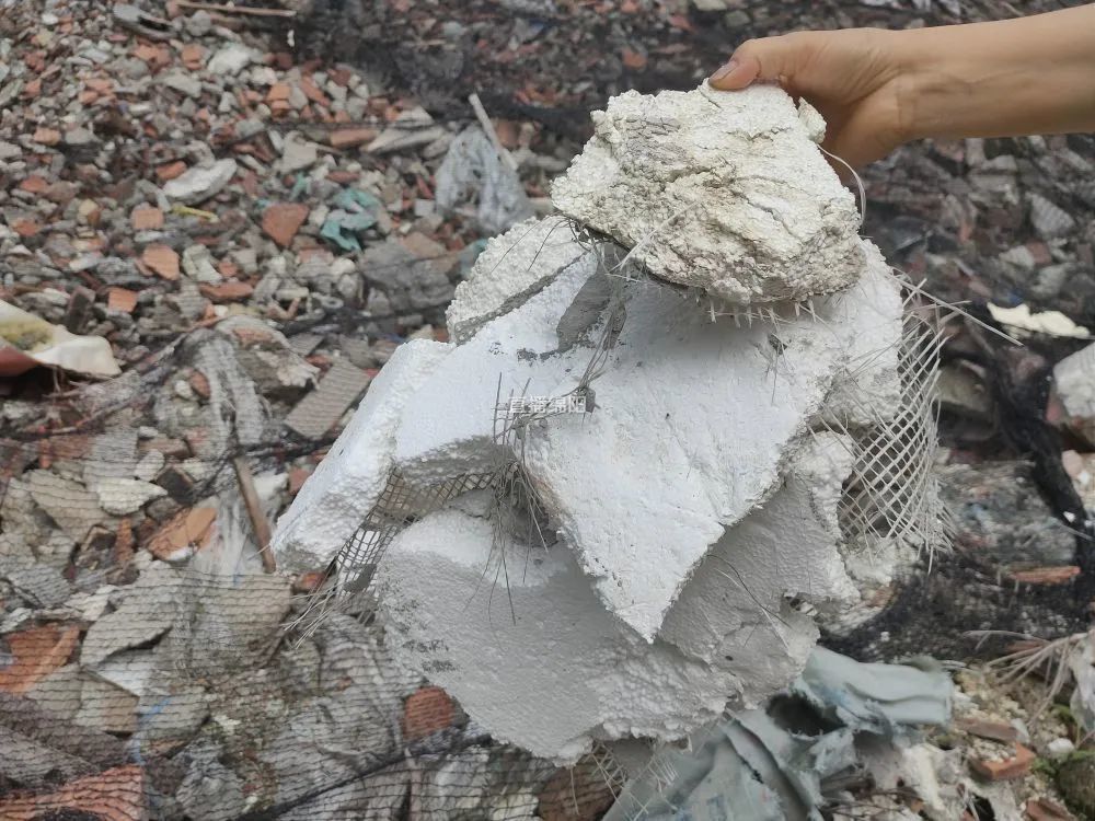 林子里藏了个3米高的垃圾堆居民很闹心