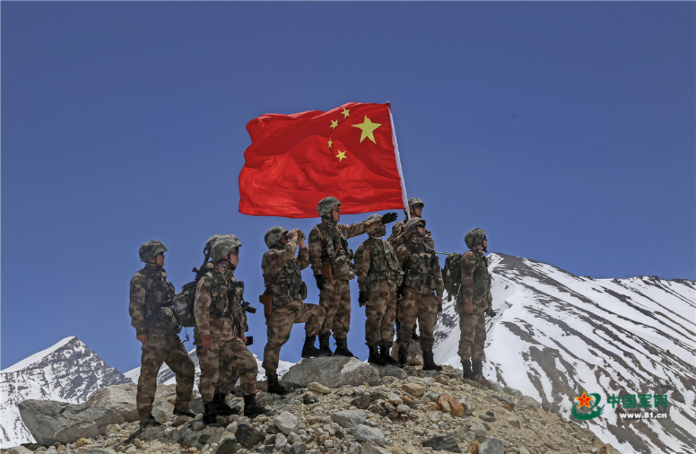 海拔5600米阿里边防连官兵踏雪巡边