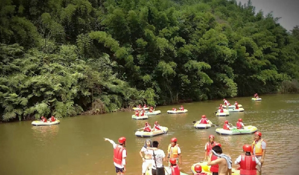 上馬鎮依託黃龍湖豐富水資源和萬畝紅豆基地生態資源,引進業主打造