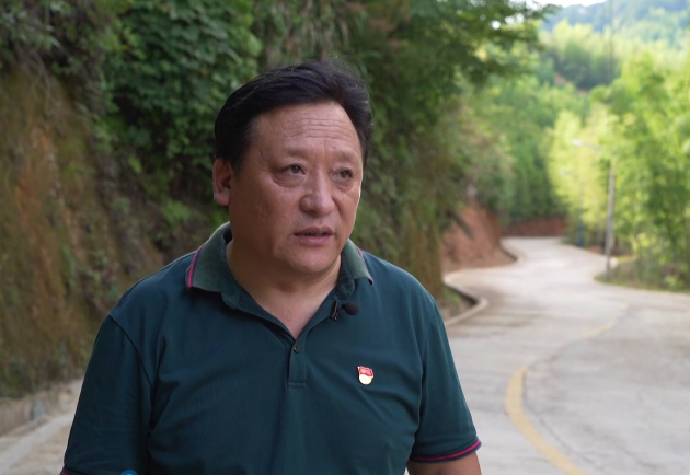 龙村乡黄凌村党支部书记  吴德旺龙村乡黄凌村坐落在海拔700米以上的