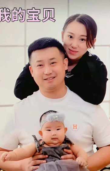 丫蛋与二婚老公罕见同框亲密依偎满脸笑小鹏飞怀抱女儿太温馨