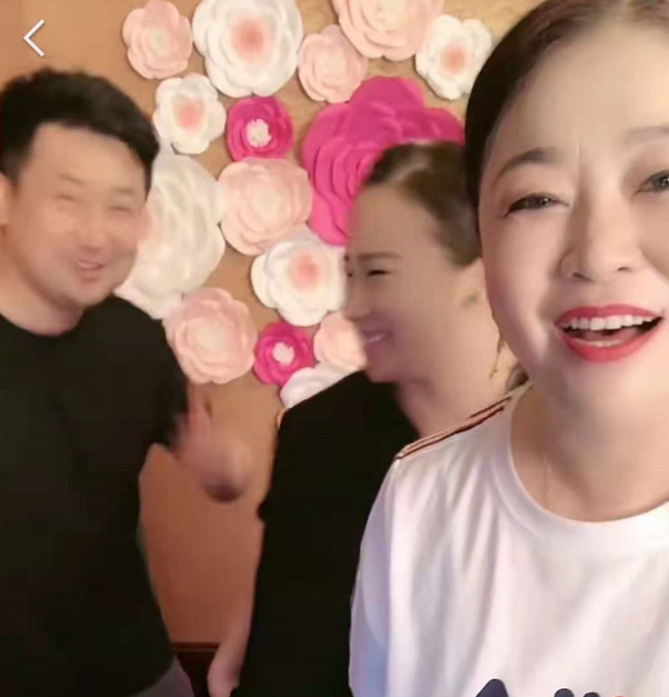 丫蛋与二婚老公罕见同框亲密依偎满脸笑小鹏飞怀抱女儿太温馨