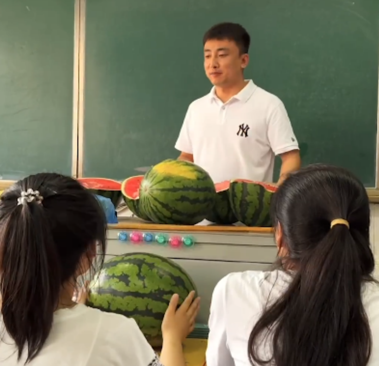 老师自费上千块给全班买西瓜，原因曝光后，老师的瓜恐怕吃不完了