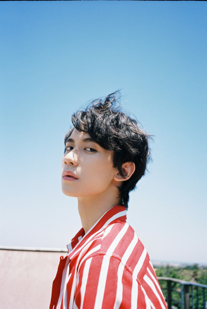 王一钧清爽学院风造型 青春洋溢少年感十足