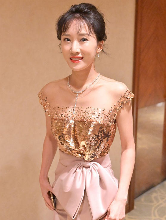 相差3岁的车晓李念穿衣风格大不同一个扮酷一个扮嫩