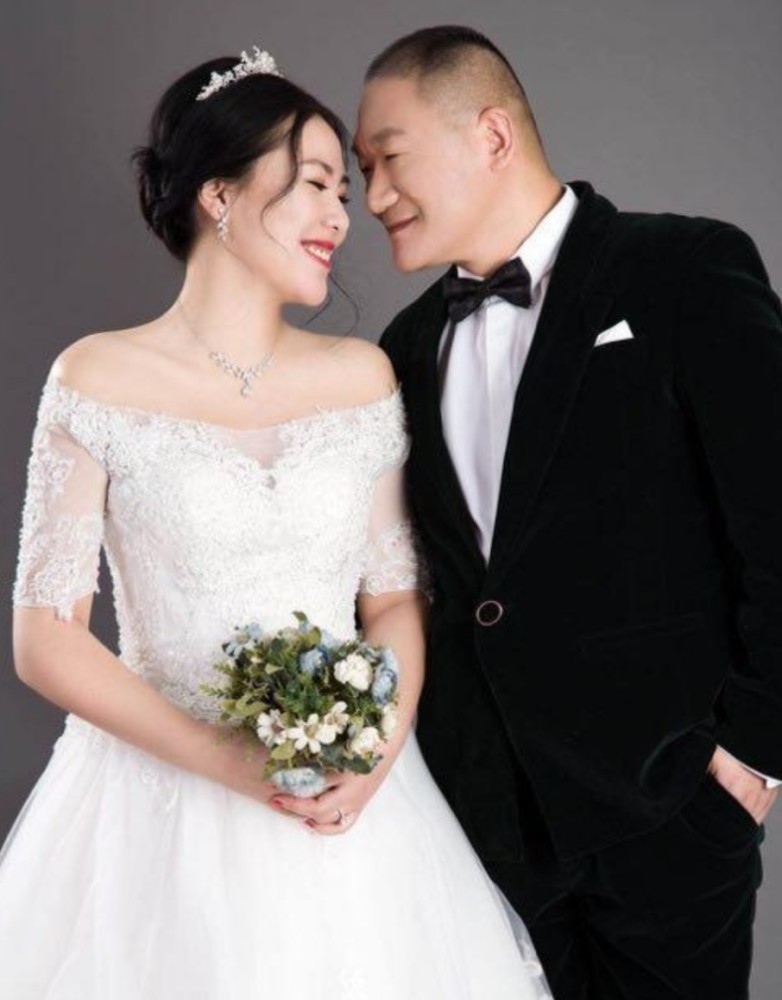 危险!谢东一家开车不系安全带,让3岁儿子站中间,被批不守交规