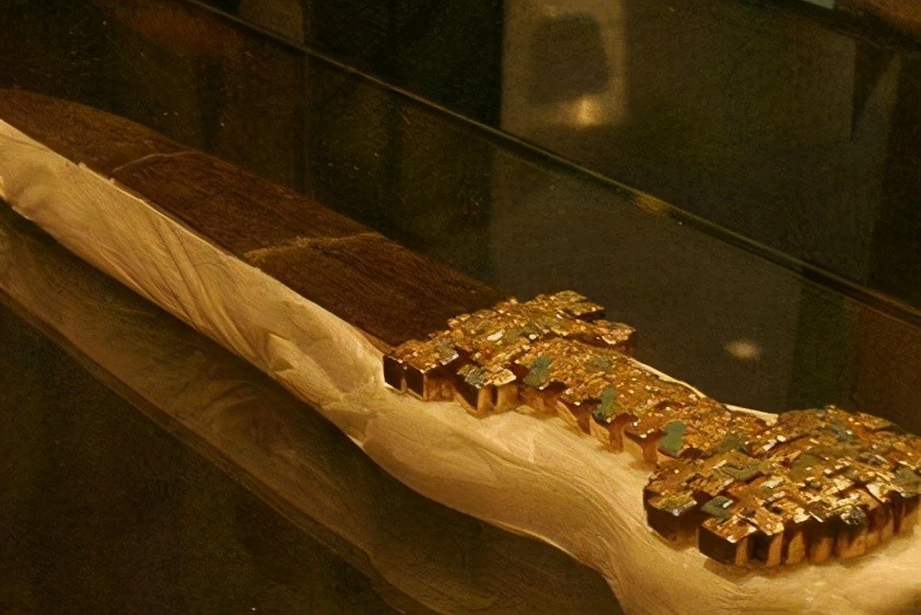 但在场专家的选择恰恰相反,他们认为那把金柄铁剑反而价值更高.