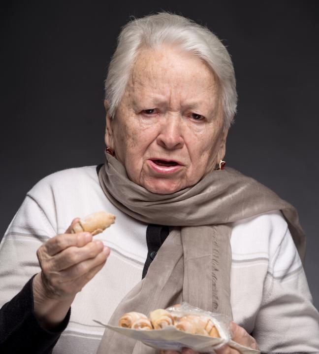 老人吃饭易噎食医生解释可能是食道病变生活中要注意这4点