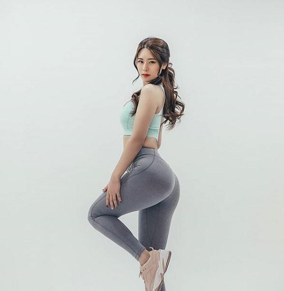 北京健身美女,长相酷似芭比娃娃,被称为"蜜桃臀女神"