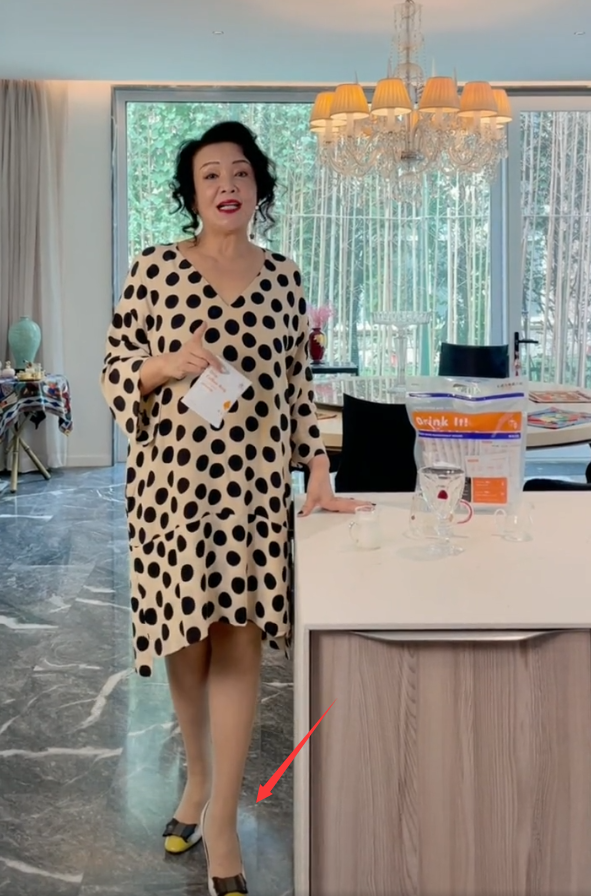 张兰直言穿5块钱袜子,裙子短造型太嫩被吐槽后大气点赞