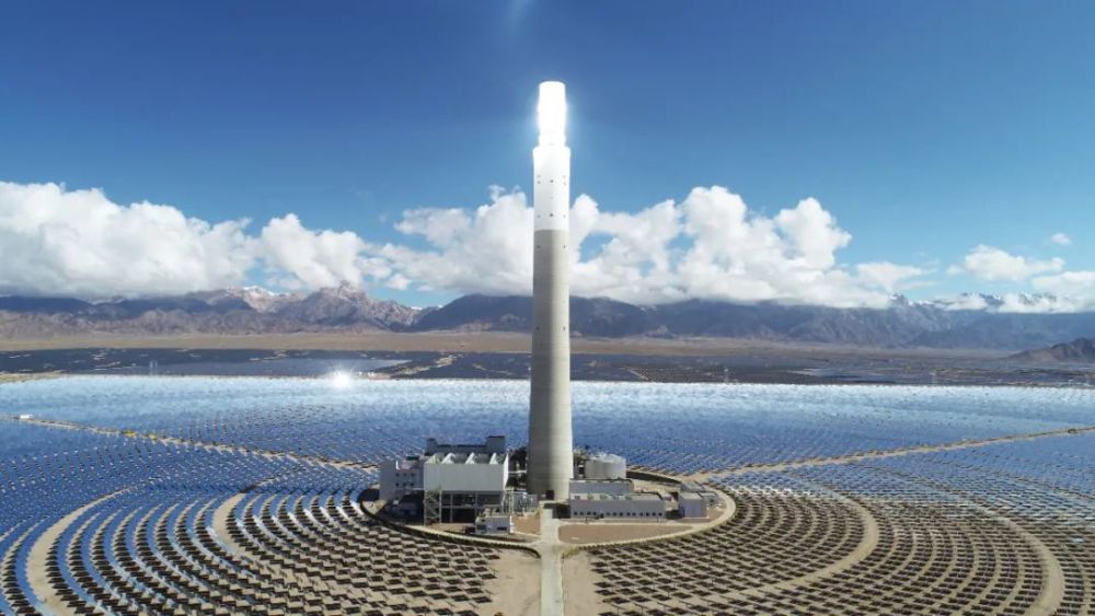 日前,记者走进青海中控德令哈50兆瓦塔式熔盐储能光热