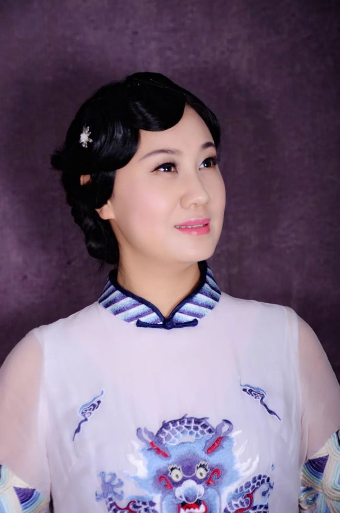 姚霁月,字含章,号和尘居士,生于1981年,四川成都