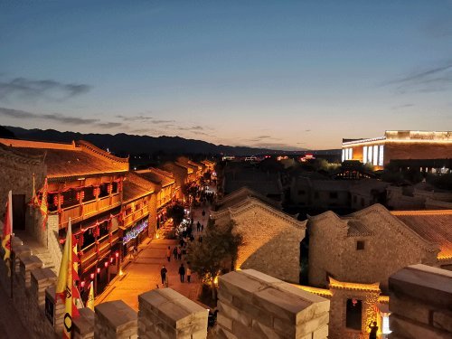 回道张掖观演人数持续走高丹霞口文旅小镇游客爆满