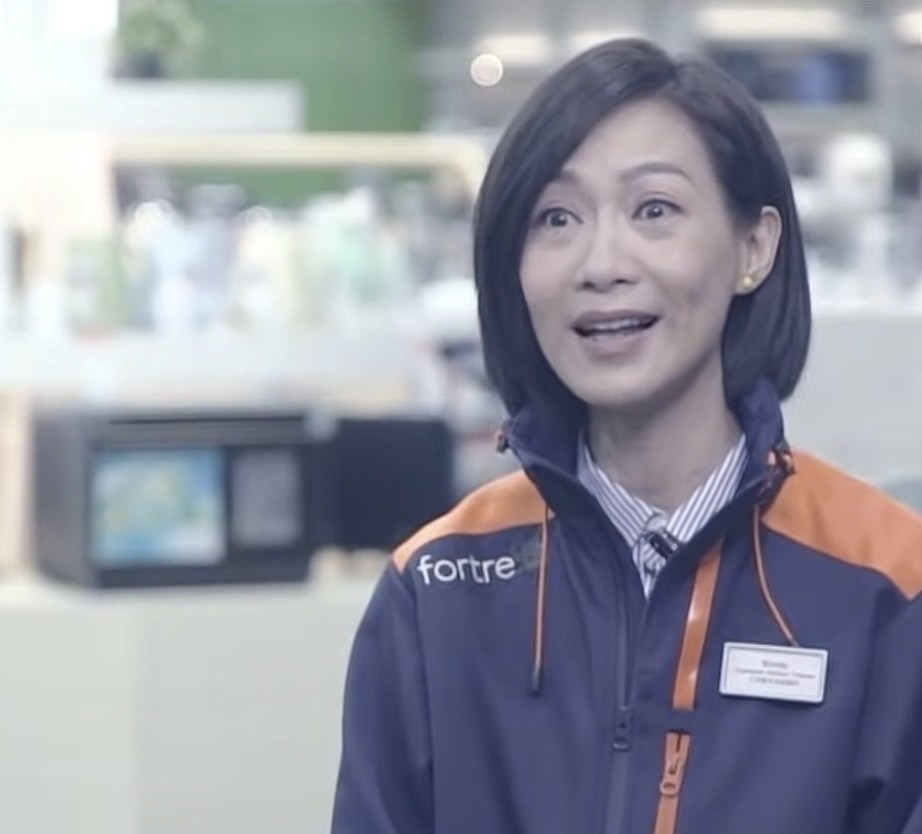 如今的赵学而身形消瘦,她在电器铺实习时,也闹出很多乌龙事件.