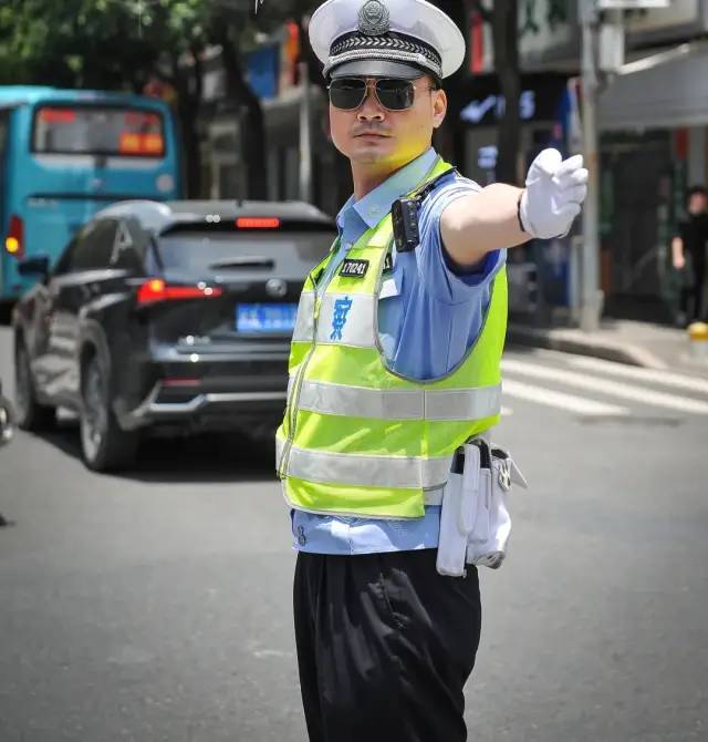 烈日下的闽清交警:挥汗如雨执勤在一线