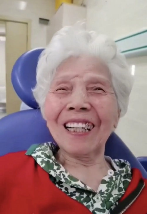 你笑起来真好看90岁奶奶大笑视频让网友直呼可爱
