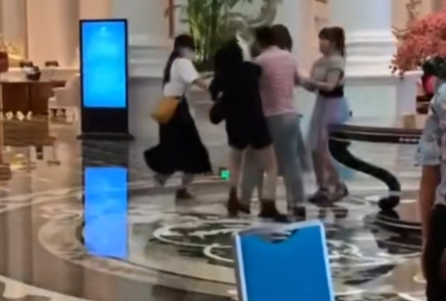 女星周韦彤遭男子熊抱 后回应自己安好 不少女星有同样遭遇 全网搜