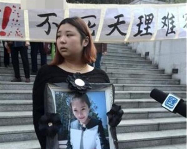 南京富二代吉星鹏,怀疑妻子不忠,当着百天的女儿,捅妻60多刀