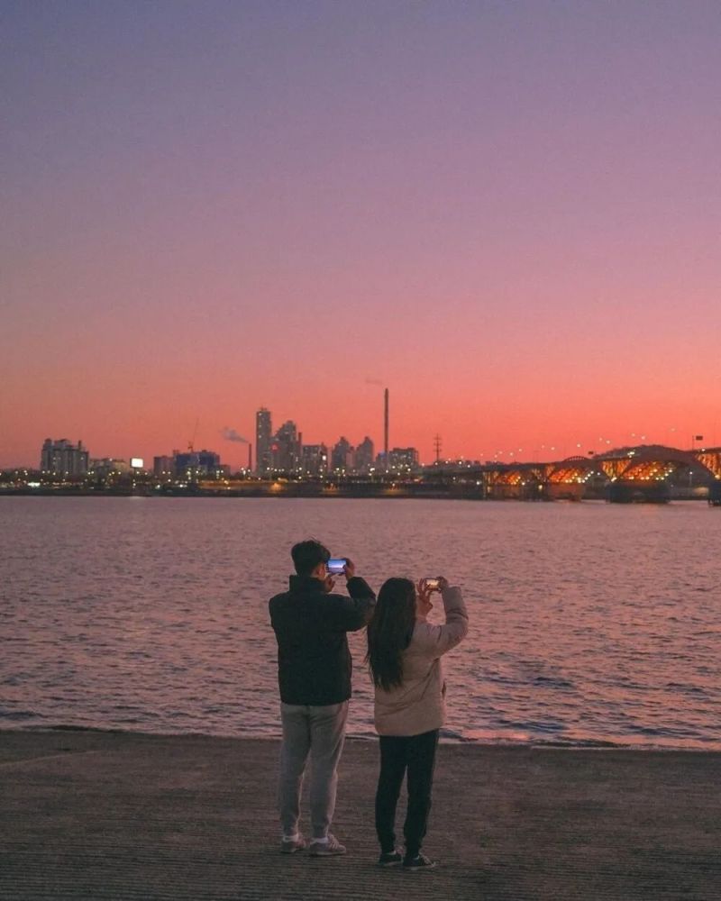 壁纸温温柔柔的晚风吹到高高的山峰