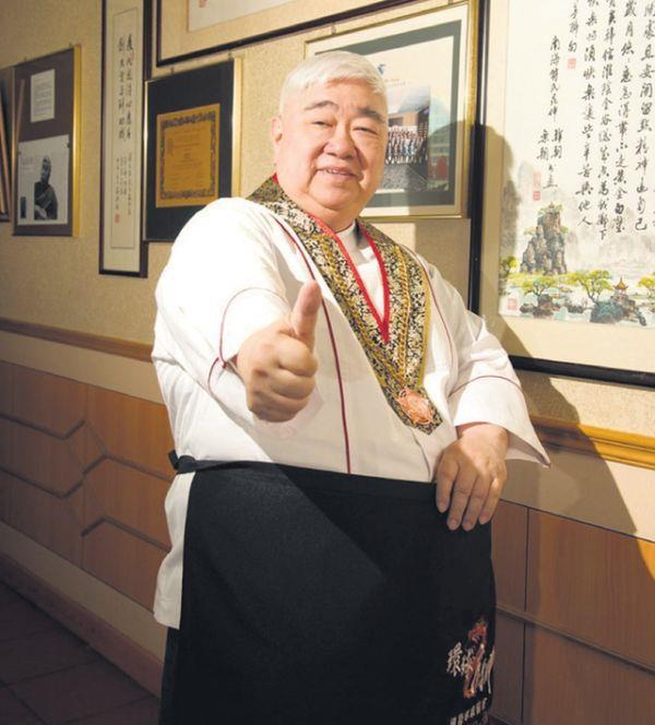 厉害!70岁食神梁文韬久违亮相,大肚腩消失减130磅,获蔡澜大赞