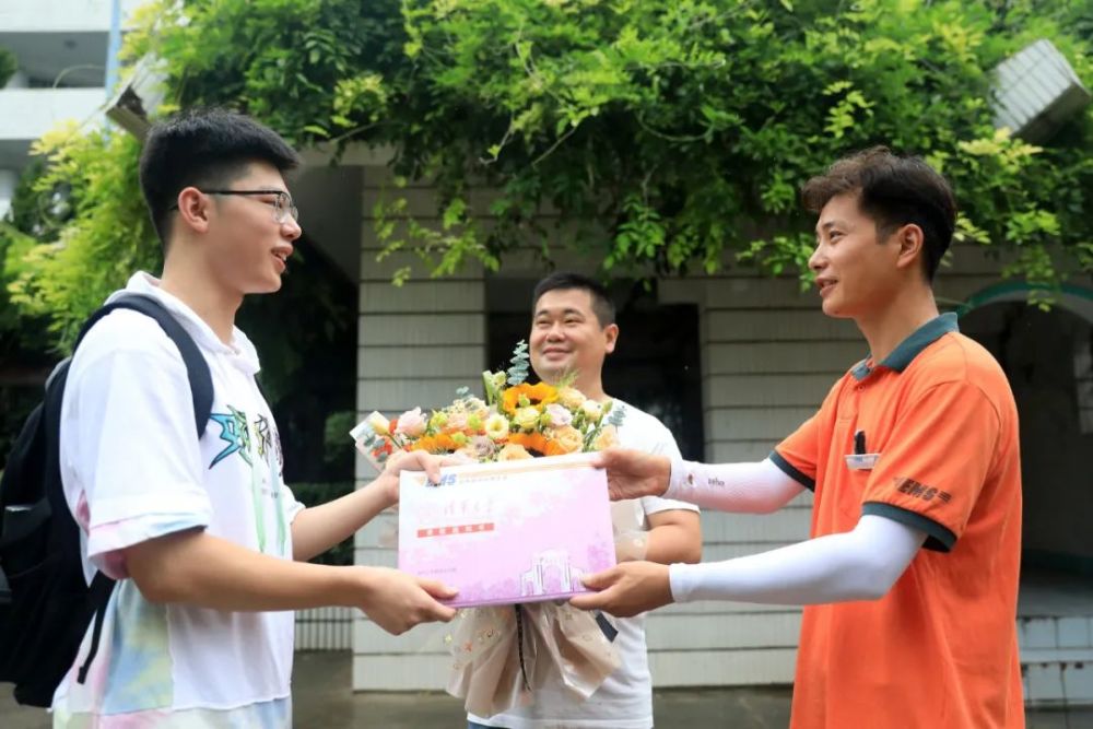 将一封来自清华大学的高考录取通知书 交到淮北一中毕业生李昊恩手中