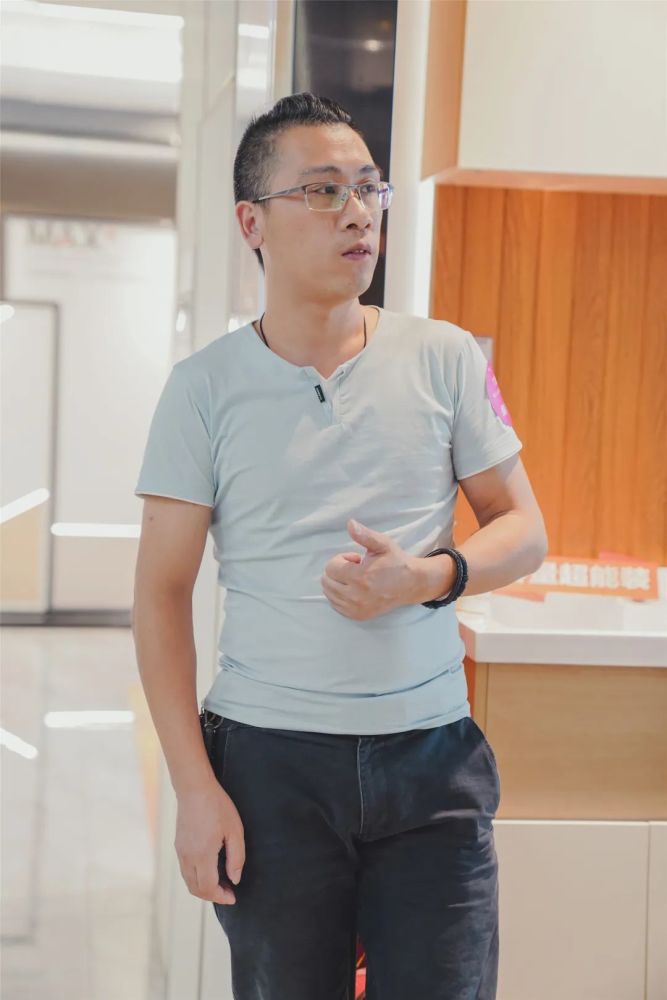 黄荣张小威与家居风格完美统一厨柜篇这次分别从厨柜,全屋定制,墙板